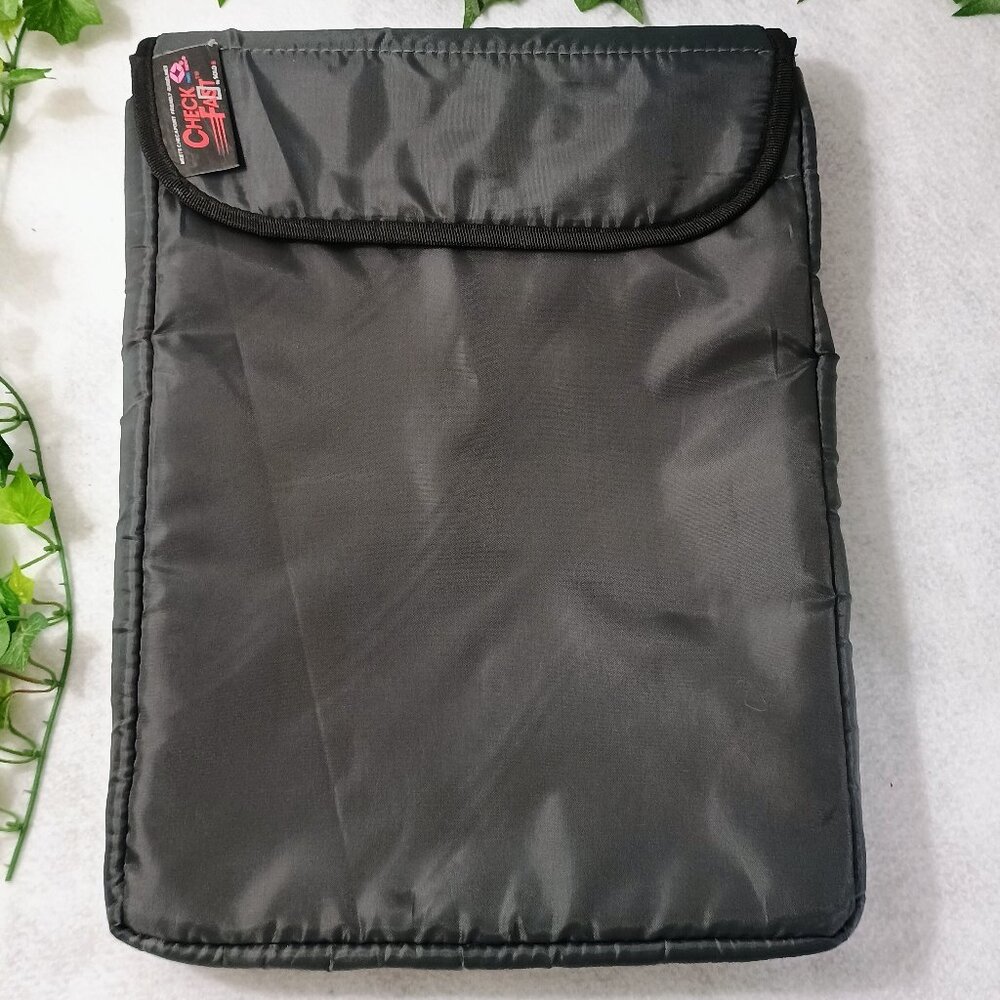 VGUC: Solo Laptop, Black Check Fast Padded Laptop Sleeve Case